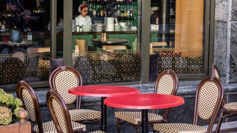 Официантка кафе накормила бездомного даже не подозревая, что это была проверка от руководства заведения