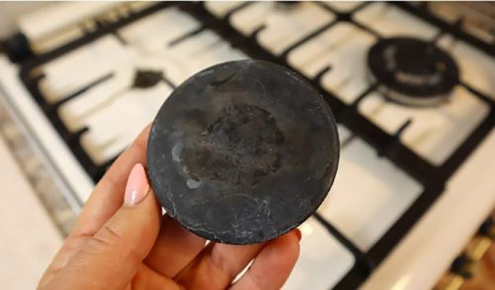 Отличный способ, как очистить конфорки до состояния новых всего за 10 минут