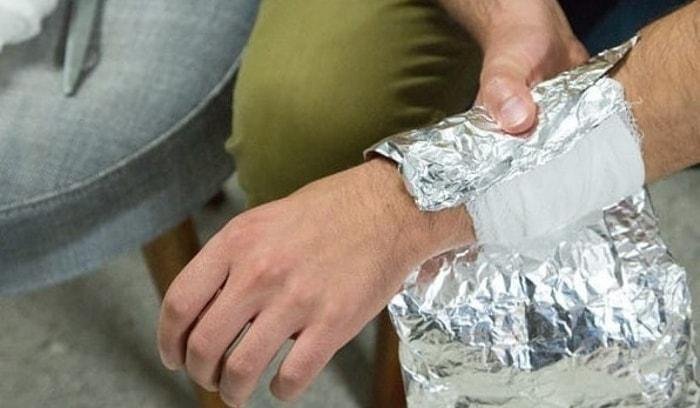 Почему нужно обматывать ноги фольгой. Уникальный метод!