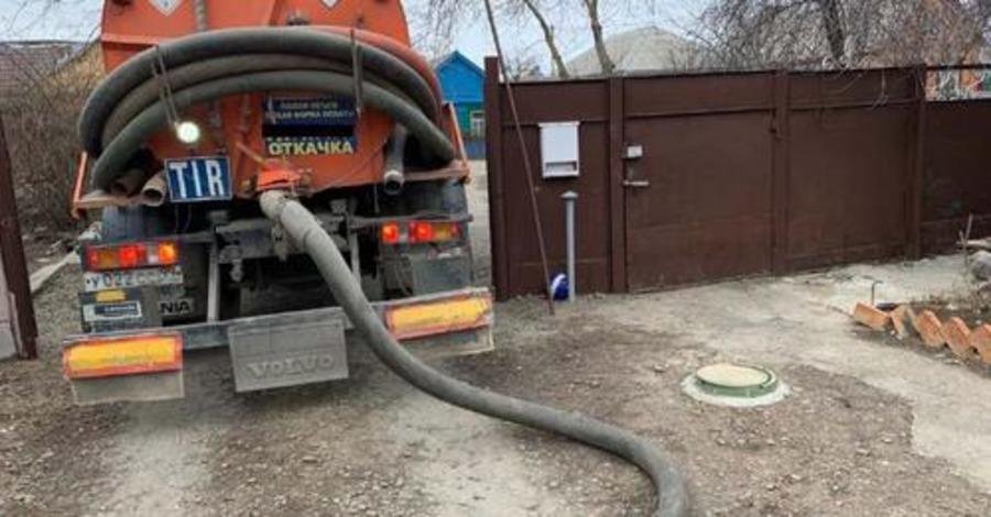 После откачки ямы, всегда прошу ассенизатора слить отходы обратно и снова выкачать. А ведь работает!