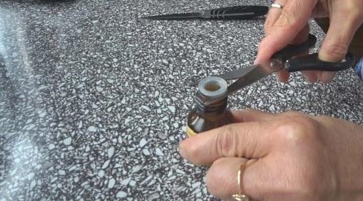 Всегда мучилась, открывая пузырьки с такой пробкой. Всё просто, но сама до этого я бы не додумалась