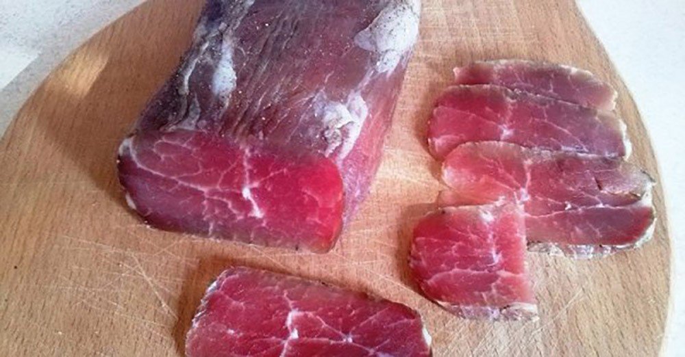 Заливаем мясо водочкой, а еще лучше — коньяком, и смотрим, что происходит через 3 дня