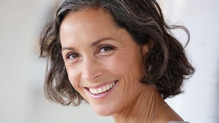 Что не стоит делать, если у вас начали расти седые волосы