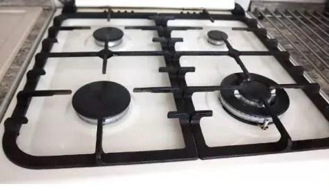 Классный способ, как легко удалить всю многолетнюю прилипшую грязь с любых решёток на кухне